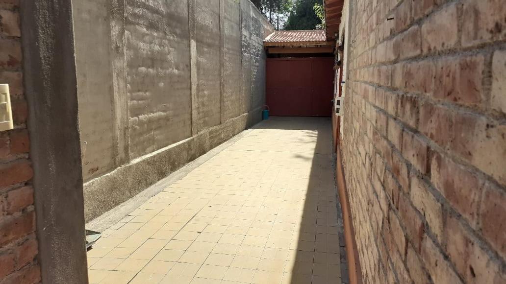 Casa Confortable - Parque Central - Estacionamiento, Patio, 3 Banos, 5 Habitaciones - La Cieneguita Esterno foto